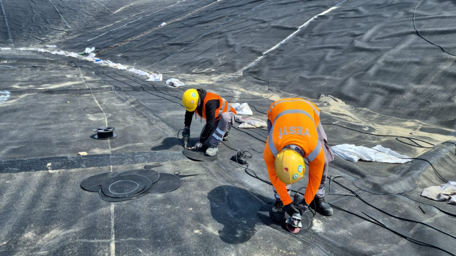 Atık depolama tesisi tabanında HDPE jeomembran kaynak uygulaması